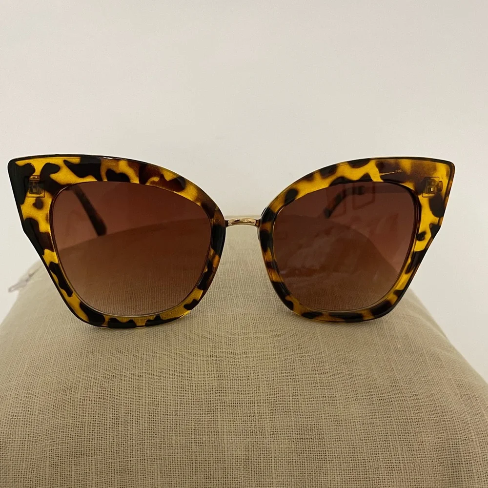 ANN TAYLOR Womens Tortoise and Gold Large Cat Sunglasses